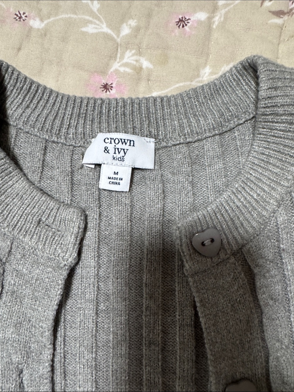 crown & ivy Gray Ribbed Ruffle-Shoulder Cardigan - Picture 2 of 3